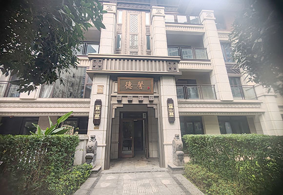 位于江陽(yáng)區(qū)春華路三段197號(hào)12號(hào)樓1單元103號(hào)住宅用房(金科博翠灣)